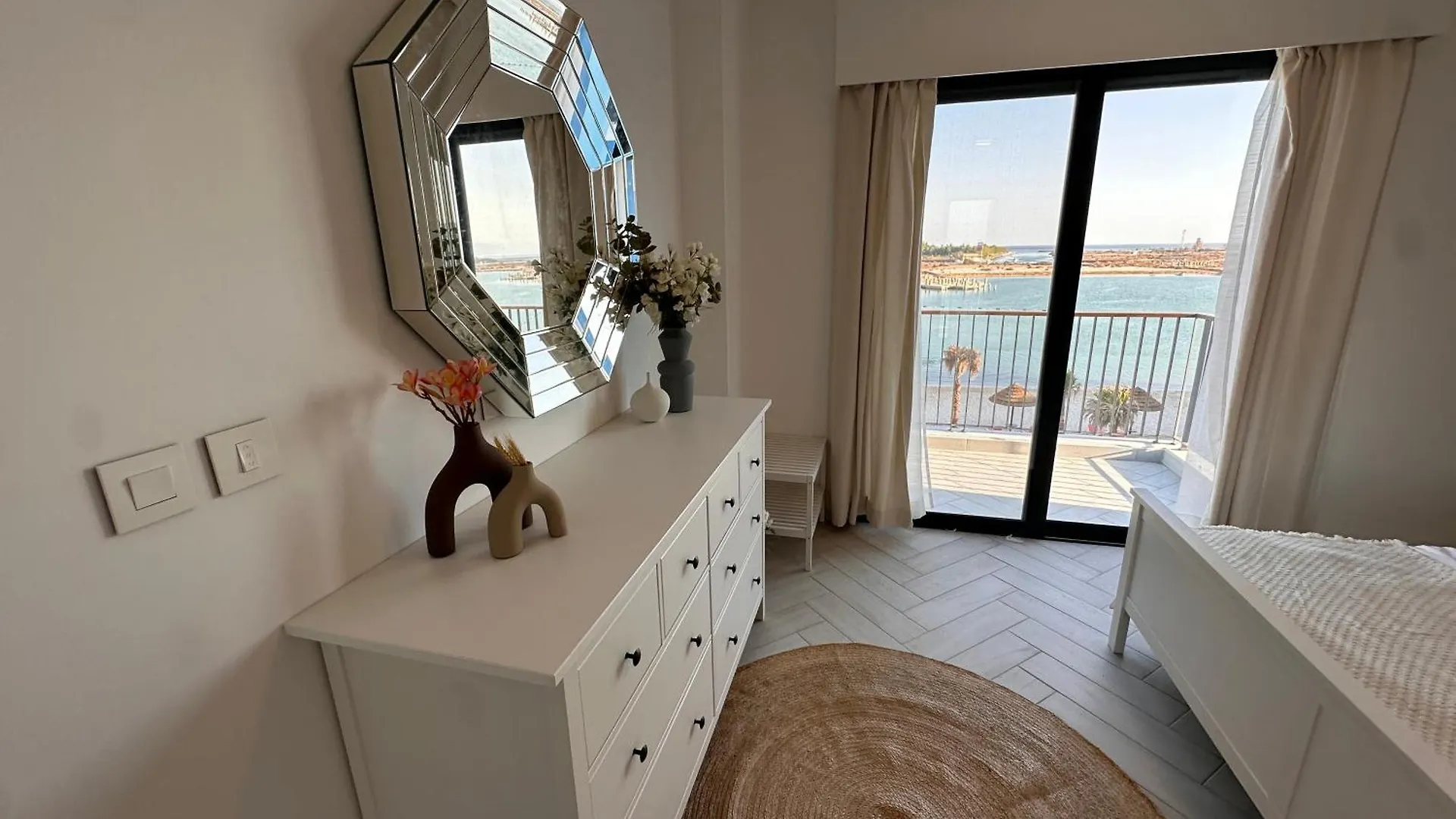 Chic One-Bedroom With Sea View Акаба Апартаменты