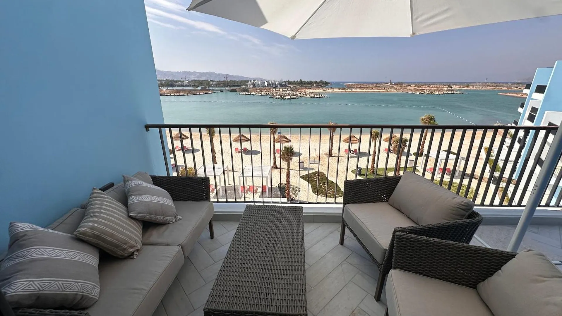 דירה עקבה Chic One-Bedroom With Sea View