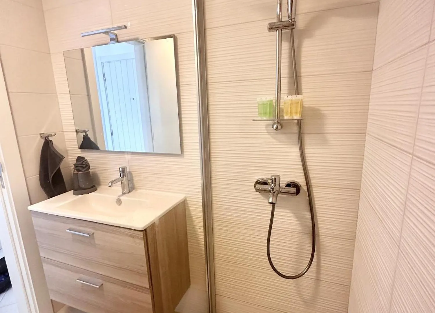 דירה עקבה Chic One-Bedroom With Sea View